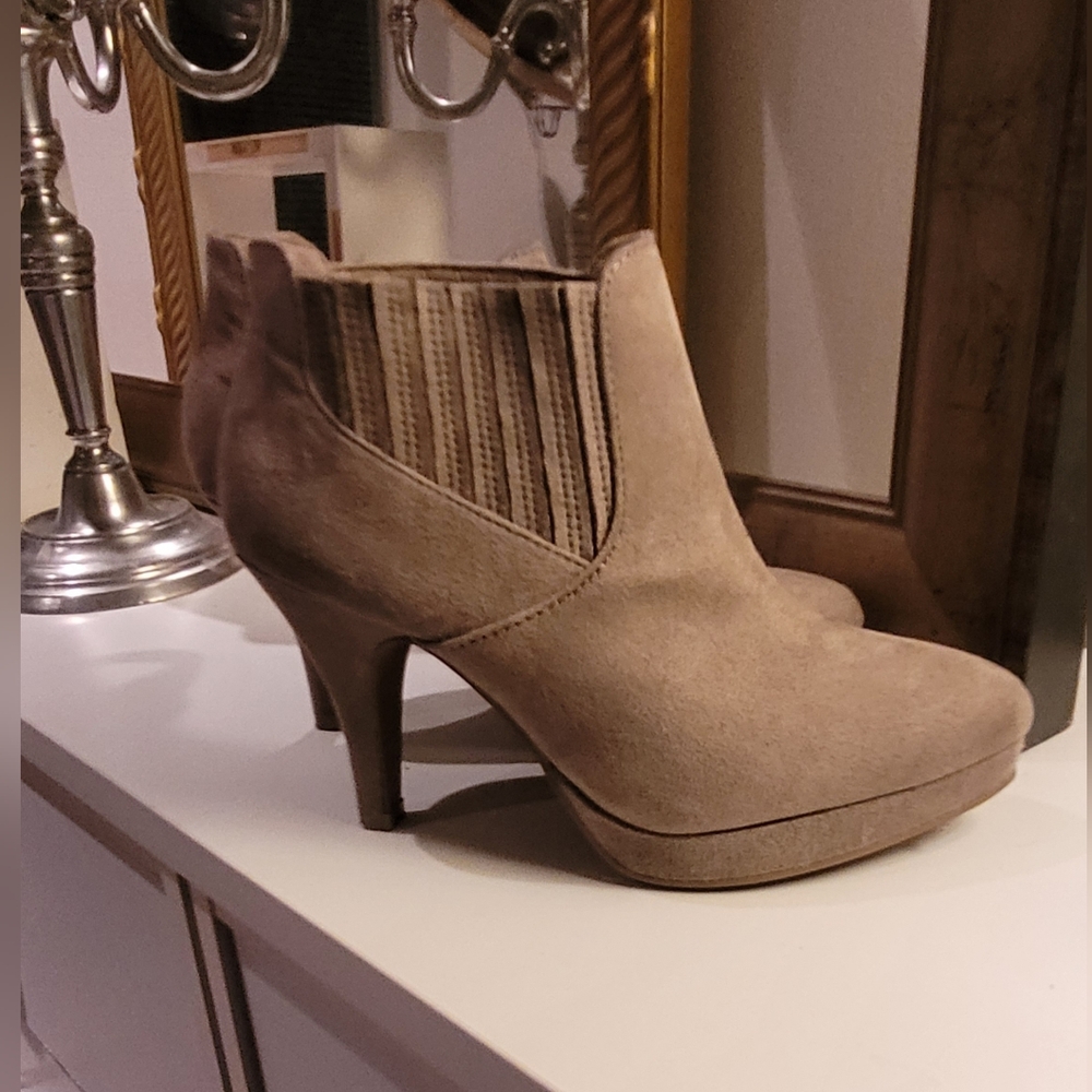 Dexflex Comfort | Beige | Faux Suede |Bootie | Size 5